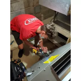 A skilled Atlas Heating & Cooling technician installs a new Lennox HVAC system in Shelby Township, MI with expert precision and care.