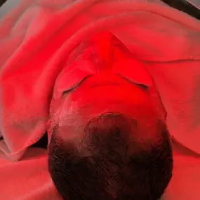 Rotes LED-Licht kurbelt die Kollagenproduktion an. Feine Linien können dadurch aufgepolstert und die Entstehung neuer Falten verlangsamt werden. Nebenbei regt die Behandlung mit rotem Licht die Durchblutung an und kann dadurch für einen frischeren Teint