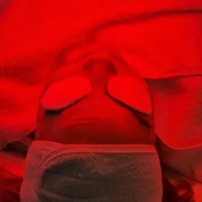 Rotes LED-Licht kurbelt die Kollagenproduktion an. Feine Linien können dadurch aufgepolstert und die Entstehung neuer Falten verlangsamt werden. Nebenbei regt die Behandlung mit rotem Licht die Durchblutung an und kann dadurch für einen frischeren Teint