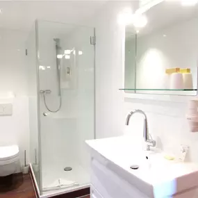 Guest room bath