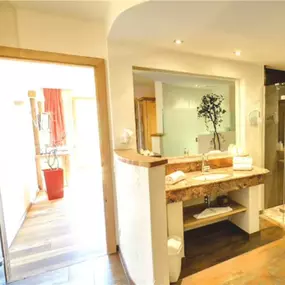 Guest room bath