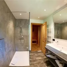 Guest room bath