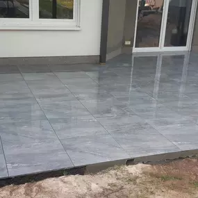 Terrasse mit Steinplatten verlegen