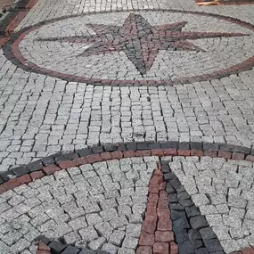 Mosaiksteine verlegen für Hauseinfahrt in Potsdam