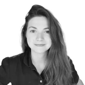 Meike Tils ist Teil des Vertriebsteams bei Ihr Fairer Makler und unterstützt Kunden in Bremen & Hamburg mit Kompetenz, Empathie und professioneller Beratung rund um den Immobilienverkauf und die -vermietung.