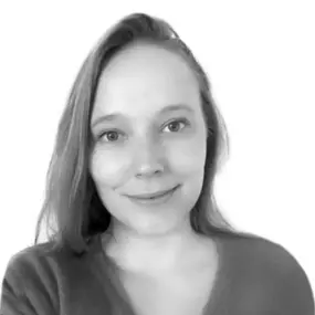 Ines Löhner unterstützt das Vertriebsteam von Ihr Fairer Makler und begleitet Eigentümer und Interessenten zuverlässig durch den Verkaufs- und Vermietungsprozess in Bremen & Hamburg.