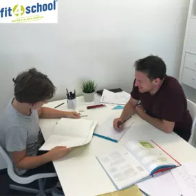 Die Nachhilfelehrerinnen und Nachhilfelehrer der fit4school Basel | Die Nachhilfeprofis nehmen an einem hochwertigen Qualifizierungsprogramm teil und hospitieren bei erfahrenen Lehrkräften.