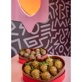 Dubai chocolate and milk chocolate strawberry dipped in chocolate gift box