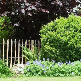 Die Mantis Gartenbau GmbH ist ein führender Anbieter im Bereich Gartenbau und Gartenpflege in Allschwil in Baselland und Basel. Seit der Gründung 2007 haben wir uns durch regelmässige Weiterbildungen zu einem kompetenten Partner im Gartenbau entwickelt. Wir teilen gerne unser Wissen und Fähigkeiten und sind dankbar für die treue Unterstützung unserer zahlreichen Stammkunden. Vertrauen Sie auf unsere professionellen Dienstleistungen und lassen Sie uns gemeinsam an Ihrem Garten arbeiten.