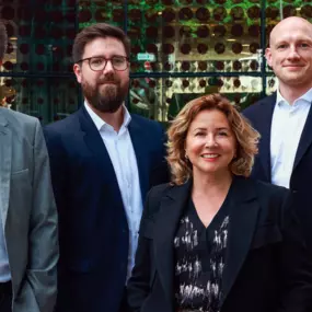 Wir sind spezialisiert auf das Strafrecht – unsere Kernkompetenz ist die Strafverteidigung.
Als Strafverteidigerinnen und Strafverteidiger treten wir konsequent für die Durchsetzung der Rechte unserer Mandantschaft ein.