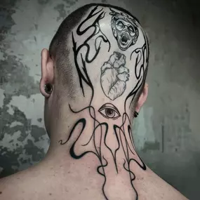 Blackwork-Tattoo auf Kopf und Nacken mit Auge, Herz und abstrakten Linien im surrealen, modernen Stil.