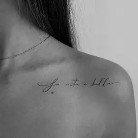 Fineline Schriftzug-Tattoo 