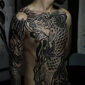 Blackwork-Frontpiece eines Koi-Fisches mit Blättern über Brust und Schulter.