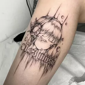 Anime-inspiriertes Tattoo mit Skript am Bein.
