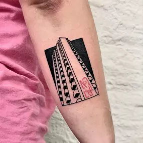 Blackwork Architektur Tattoo mit perspektivischem Hochhaus Design.