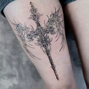 Cyber Sigilism Schwerttattoo mit futuristischen Linienformen und technischer Symbolik. Markantes Tattoo-Design in Berlin gestochen bei OMEN Tattoo Berlin.