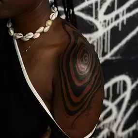 Abstraktes Blackwork-Schultertattoo mit starken Linien und dunklem Design. Markantes Tattoo bei OMEN Tattoo Berlin