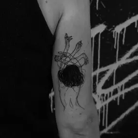 Künstlerisches Linework-Tattoo mit freier Linienkomposition auf dem Oberarm. Modernes Tattoo Design in Berlin.