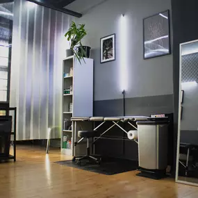 Zweiter Tattoo-Raum im OMEN Lab Friedrichshain Berlin. Moderne Einrichtung mit klaren Linien und kreativer Atmosphäre für individuelle Tattoos.
