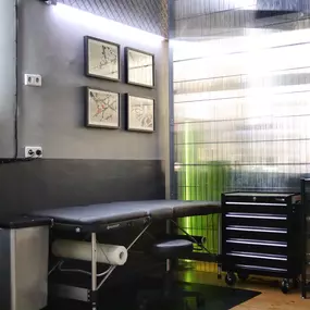 Moderner Tattoo-Raum im OMEN Tattoo Studio Friedrichshain Berlin. Urbanes Design mit klaren Linien und inspirierter Atmosphäre für kreative Tattoos.