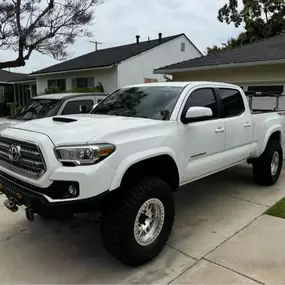 White Toyota Tacoma pickup truck with a spotless, high-gloss finish and detailed wheels, showcasing Ozzie’s Mobile Detailing’s professional exterior detailing services for trucks in Long Beach, CA.