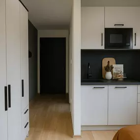 Rendering: Sicht auf den Eingengsbereich des Apartments im staytoo in der Welserstr. in Nürnberg