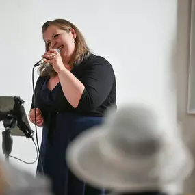 Bild von Freie Rednerin und Hochzeitssängerin Simone Kujawa
