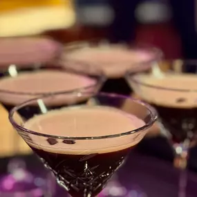 Geschlossene Gesellschaft Elegante Espresso-Martinis in Kristallgläsern – stilvolle Cocktail-Begleitung zum Dinner bei Geschlossene Gesellschaft Hamburg.