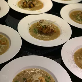 Geschlossene Gesellschaft Raffiniert angerichtete Suppe mit knuspriger Teigkreation, Teil des Fine Dining Menüs bei Geschlossene Gesellschaft Hamburg.
