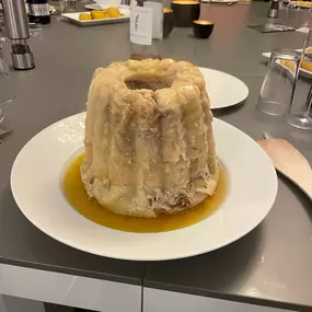 Geschlossene Gesellschaft Traditionelles Schmorgericht in Gugelhupf-Form, serviert als Highlight des Abends bei Geschlossene Gesellschaft von Wulf Mey.