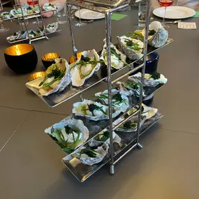Geschlossene Gesellschaft Frische Austern mit Kräutern, angerichtet auf Etageren – ein Highlight des Social Dining Abends bei Geschlossene Gesellschaft von Wulf Mey.