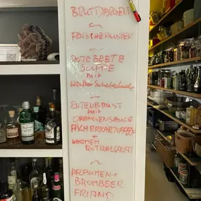 Geschlossene Gesellschaft präsentiert ein handgeschriebenes Menü mit Rote-Bete-Suppe, Entenbrust und weiteren Gängen für ein kulinarisches Erlebnis in Hamburg.