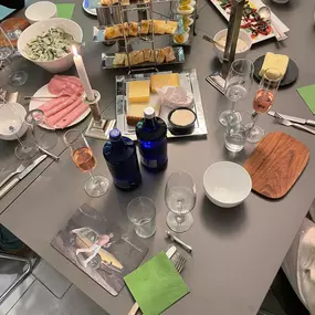 Geschlossene Gesellschaft serviert eine Vorspeisen-Auswahl mit Käse, Eiern, Wraps, Schinken und Salaten, kunstvoll arrangiert in Hamburg.