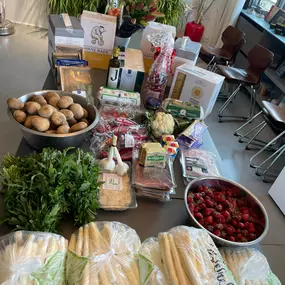 Geschlossene Gesellschaft setzt auf frische Zutaten wie Kartoffeln, Erdbeeren, Spargel und Kräuter für das Fine Dining Menü in Hamburg.