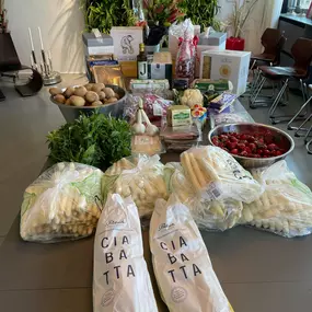 Geschlossene Gesellschaft verwendet hochwertige Produkte wie Spargel, Ciabatta, Gemüse, Käse und Wein für ein exquisites Dinner in Hamburg.