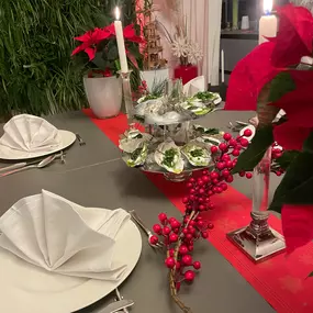 Geschlossene Gesellschaft serviert frische Austern auf Etageren im weihnachtlich dekorierten Raum für ein besonderes Social Dining Erlebnis in Hamburg.