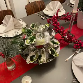 Geschlossene Gesellschaft präsentiert Austern mit frischen Kräutern auf Etageren, Teil des Fine Dining Menüs in Hamburg.