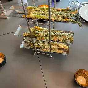 Geschlossene Gesellschaft Knusprig gebackener Spargel mit Parmesan, kreativ serviert bei Geschlossene Gesellschaft Hamburg.