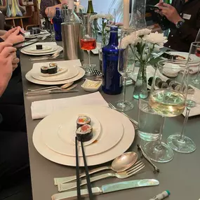 Geschlossene Gesellschaft Sushi-Rollen als elegante Vorspeise, serviert im Rahmen des einzigartigen Social Dining Erlebnisses bei Geschlossene Gesellschaft.