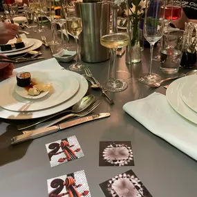 Geschlossene Gesellschaft Geselligkeit und Genuss – Gäste erleben Sushi und erlesene Weine bei Geschlossene Gesellschaft von Wulf Mey in Hamburg.