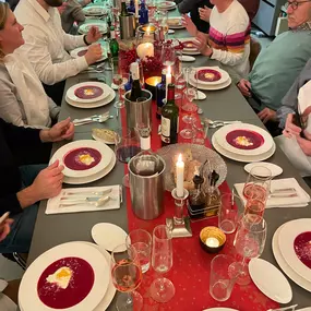 Geschlossene Gesellschaft Feine Rote-Bete-Suppe mit Cremehaube und knusprigem Topping, serviert als Teil des Menüs bei Geschlossene Gesellschaft Hamburg.