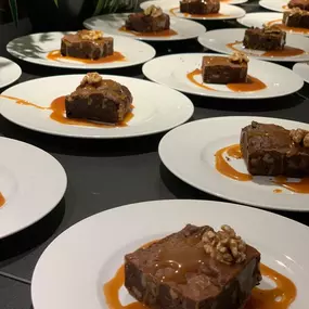 Geschlossene Gesellschaft Saftiger Brownie mit Karamellsoße und Walnuss – der süße Abschluss eines unvergesslichen Abends bei Geschlossene Gesellschaft Hamburg.