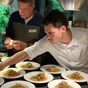 Geschlossene Gesellschaft Aufwendig angerichtetes Hauptgericht mit knusprigem Teigwerk und aromatischer Sauce, serviert bei Geschlossene Gesellschaft von Wulf Mey.
