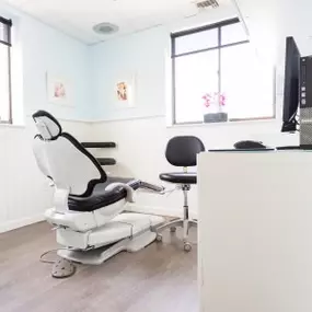 Dr. Alexander Schrott and Dr. Meghrik Assadourian provide expert periodontal care and implant surgery with a focus on quality and individualized treatment. Known for managing complex cases with precision, they combine advanced techniques with clear communication and close collaboration with referring dentists. Their experience and clinical judgment ensure seamless integration of surgical and restorative care, delivering optimal outcomes for every patient.