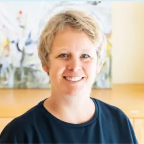 Nele Römer
Die Kanzleiinhaberin Nele Römer ist verheiratet und hat 2 Kinder. Seit sie während der Referendarausbildung die Freude am Anwaltsberuf gepackt hat, ist sie selbstständig als Rechtsanwältin tätig. Im Januar 2022 wurde sie zur Notarin ernannt.
Nicht nur bei ihrer Tätigkeit als Fachanwältin für Familienrecht kommt ihr dabei die Mediatoren-Ausbildung sehr zugute: Wer eine unaufgeregte, fachkundige und lösungsorientierte Beratung mit Herz und Verstand sucht, ist bei Frau Römer an der richt