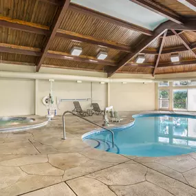 An indoor pool and hot tub at Sunrise Ridge Resort