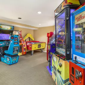 The game room with arcade machines at Sunrise Ridge Resort