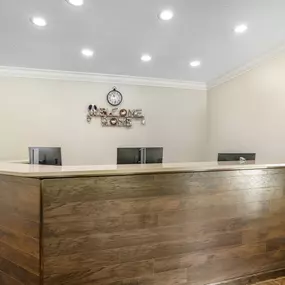 The front desk in the lobby at Sunrise Ridge Resort
