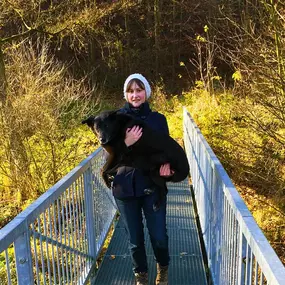 Vertrauen und Verantwortung in jeder Situation – diese Szene zeigt, dass wir unsere Hunde auch durch schwierige Momente tragen.