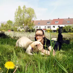 Entspannung, Vertrauen und Nähe – dieser Moment zeigt, wie tief die Beziehung zwischen Mensch und Hund sein kann.